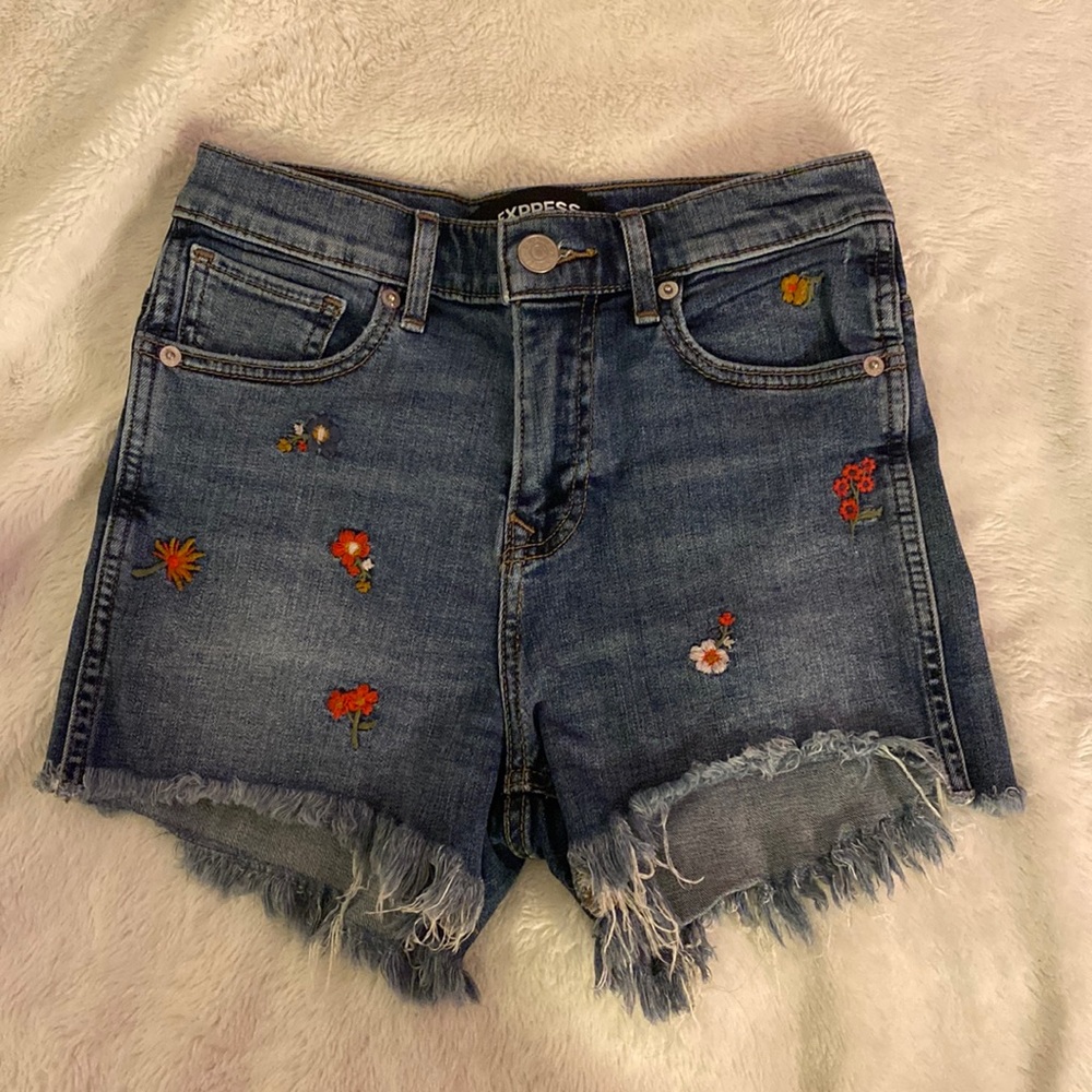 Flower embroidered cut off shorts